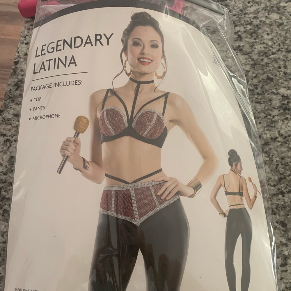 Selena Halloween Costume. I’m 5’4,  150 LbS